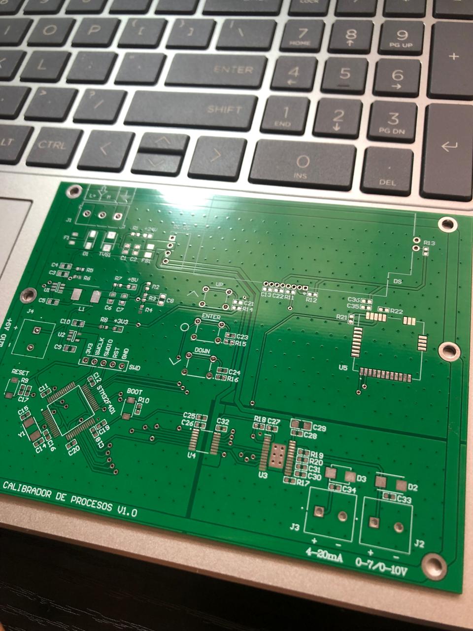 PCB real del controlador antes del ensamble